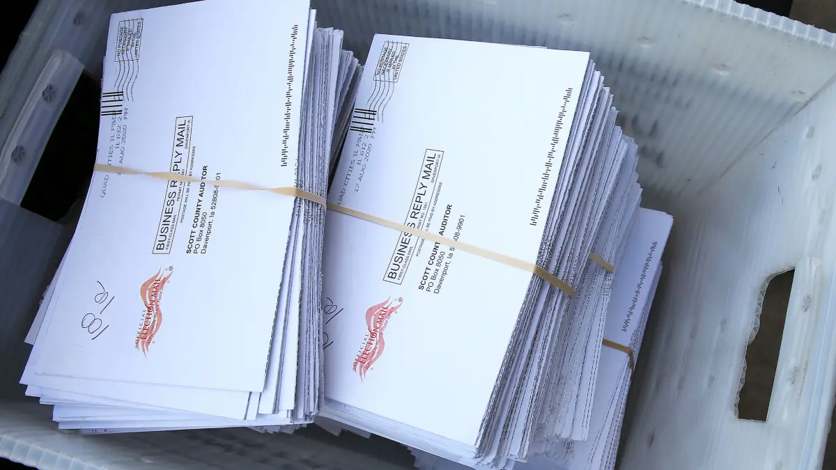 Vorbereitung auf die Briefwahl in Iowa: ARCHIV - 18.08.2020, USA, Davenport: Tausende Formulare für die Briefwahl liegen in Umschlägen in einem Kasten, während sie von dem Wahlhelfer Bauer aus dem Postamt abgeholt werden. (zu dpa: «US-Parlamentswahlen: Das sollte man über die Midterms wissen») Foto: Kevin E. Schmidt/Quad-City Times via ZUMA Wire/dpa +++ dpa-Bildfunk +++