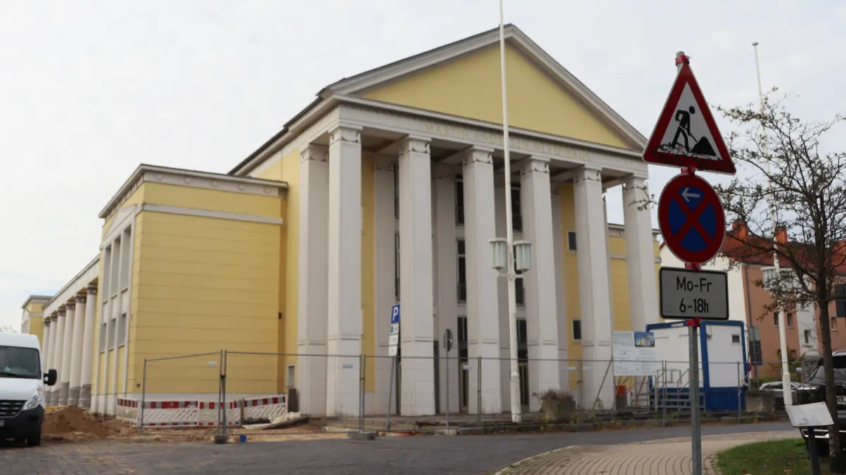 Das Rüdersdorfer Kulturhaus ist 70: Auch wenn derzeit Baustelle und deshalb geschlossen, ist die Akropolis nicht nur wegen ihrer besonderen Architektur, sondern auch des sonst vielfältigen Lebens im Saal und den anderen Räumen bekannt und beliebt weit über die Ortsgrenzen hinaus.
