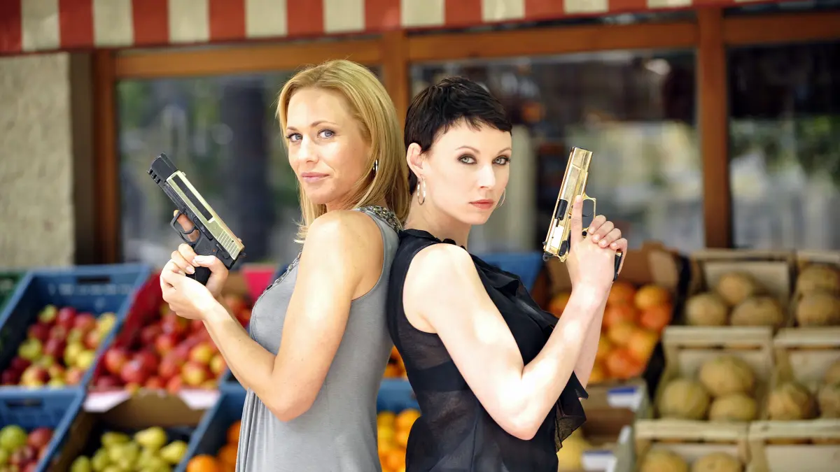 Claudia Hiersche (l) und Masha Tokareva posieren während einer Drehpause zum Fernsehfilm "Kung Fu Mama-Agentin mit Kids". Geboren wurde Hiersche in Frankfurt (Oder).