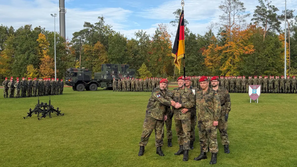 Kommandoübergabe beim ABC-Abwehrregiment 1 in Strausberg: Oberst Stephan Saalow (M.), Kommandeur des ABC-Abwehrkommandos der Bundeswehr, übergibt die Truppenfahne von Oberstleutnant Tobias Trümper (l.) an dessen Nachfolger, Oberstleutnant Daniel Razak (r.).