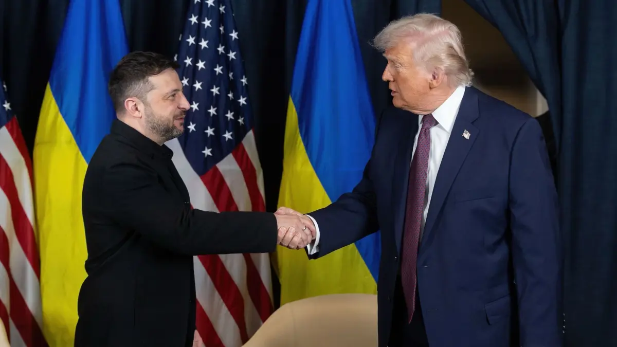 Wolodymyr Selenskyj und Donald Trump: US-Präsident Donald Trump (r) schüttelt dem ukrainischen Präsidenten Wolodymyr Selenskyj vor Beginn eines bilateralen Treffens am Rande des jährlichen Weltwirtschaftsforums (WEF), die Hand. (zu dpa: «Trump über Selenskyj: «Kein guter Mann zum Verhandeln»»)