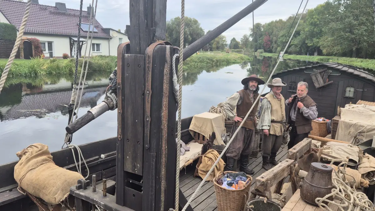Zeitreise auf dem Finowkanal: Der Treidelkahn-Nachbau ist mit historischen Fässern, Säcken, Körben und Tauen ausgestattet, die Schiffsmannschaft vom Verein Unser Finowkanal ist in zeitgenössische Gewänder enthüllt.
