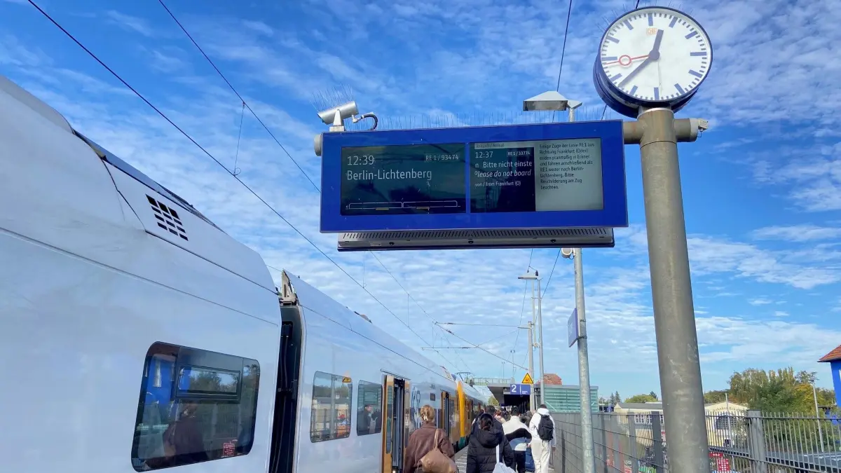 Pendler schildert absurde Erlebnisse beim Bahnfahren zwischen Erkner und Fürstenwalde. Die Odeg hat ihre Fahrgast-Informationen inzwischen korrigiert.