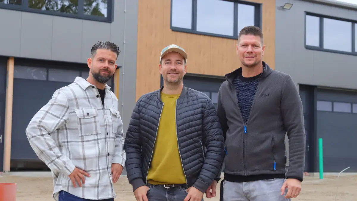Drei von fünf Berliner Geschäftspartnern: Torsten Burow, Andreas Naumann und Thomas Scheibe errichten in Fürstenwalde einen Gewerbehof. Zusammen mit zwei weiteren Freunden bieten sie im Cube-Campus kleine Gewerbeflächen an.