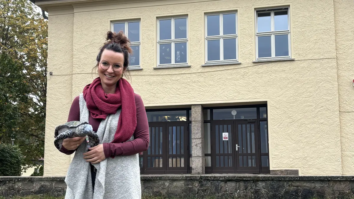 Schulsozialarbeiterin Luisa Berger, neu in der Büchner-Grundschule in Joachimsthal, mit ihrer Stoff-Schildkröte Resi.
