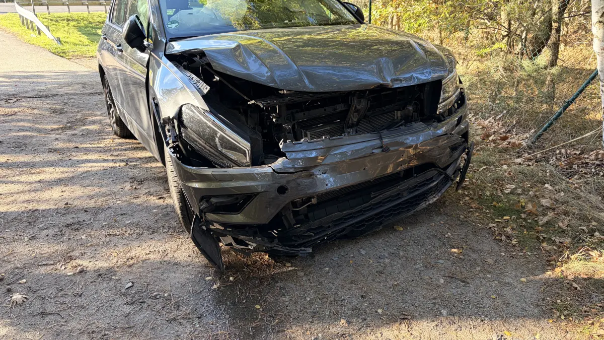 Nicht mehr fahrbereit ist dieser Pkw nach einem Unfall auf der B168 am Freitag (16. Oktober) in Fürstenwalde.