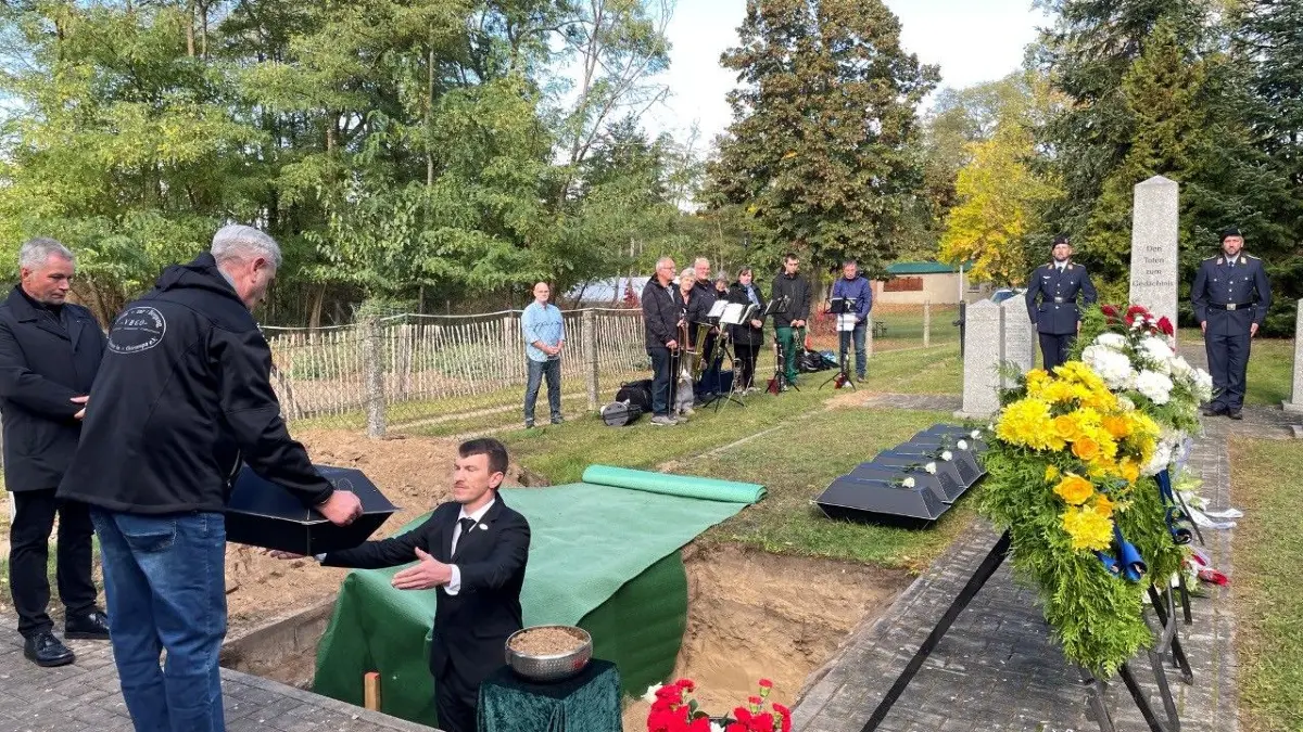 Feierliche Einbettung von deutschen Soldaten in Wuhden bei Lebus: Neun Gefallene, die in Klessin und Reitwein geborgen wurden, haben auf der Kriegsgräberstätte eine würdige Beisetzung erfahren.