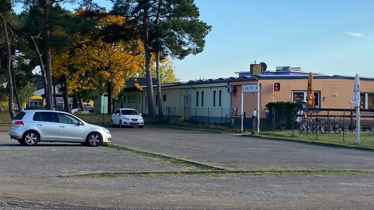 Parkplatz vor dem Adler-Sportpark in Wiesenau: Nach dem Wunsch einiger Gemeindevertreter könnte auch dort eine Station der Deutschen Post hinkommen.
