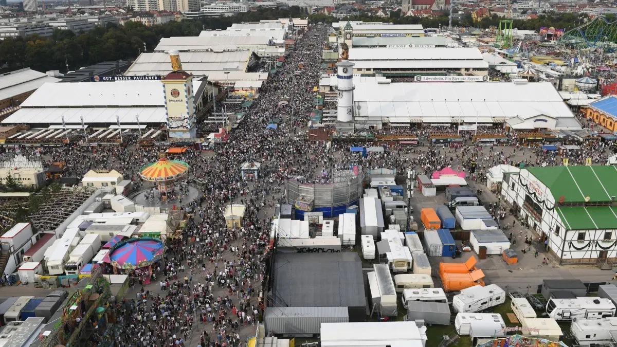 Münchner Oktoberfest: Unzählige Besucher der Wiesn sind vom Riesenrad aus zu sehen. (zu dpa: «Gerichtsbeschluss: Vergabe der Wiesn-Zelte war rechtmäßig»)