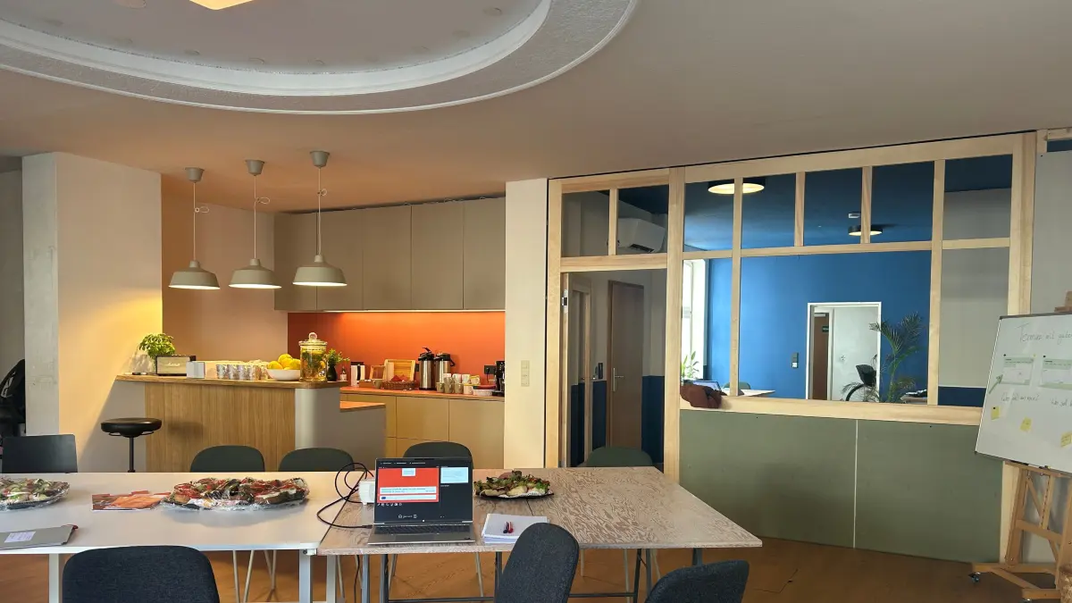 Der Ausbau des Coworking-Space in Angermünde schreitet weiter voran. Ab wann kann der erste Schreibtisch offiziell angemietet werden?