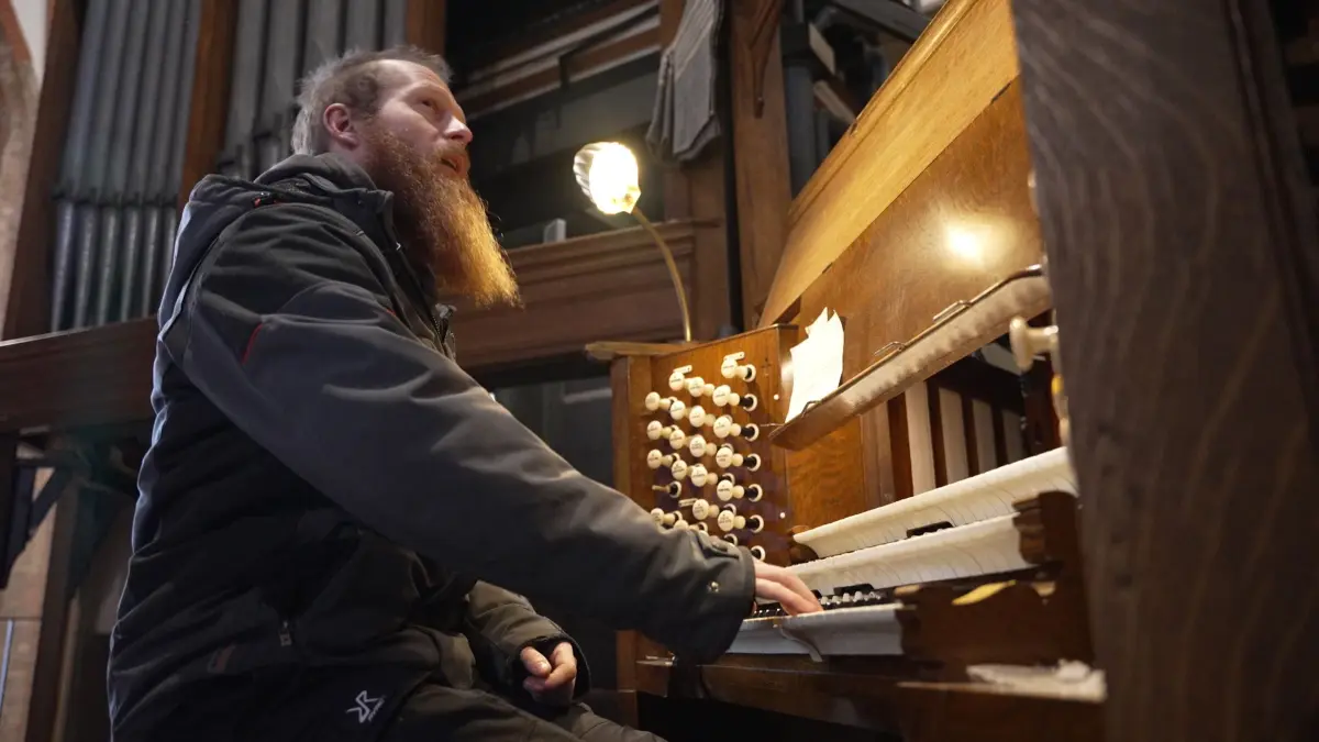 Julian Sander von der Eberswalder Orgelbauwerkstatt schlägt am Spieltisch der historischen Orgel der Londoner Firma Hill & Son einen Ton an. Das 175 Jahre alte Traditionsunternehmen aus Eberswalde hat in einem spektakulären Auftrag die monumentale Orgel aus Schottland nach Prenzlau gebracht.