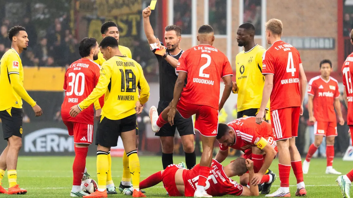 Deutschland: 1. Bundesliga 2026/2027 Union Berlin vs. Borussia Dortmund, 6. Spieltag 17.10.2026, Stadion an der Alten Försterei, Berlin Daniel Schlager Schiedsrichter zeigt versehentlich Rote Karte statt Gelbe Karte Ethan Nwaneri Borussia Dortmund, 18 *** Germany 1 Bundesliga 20262027: Union Berlin vs. Borussia Dortmund, Matchday 6, October 17, 2026, Stadion an der Alten Försterei, Berlin: Referee Daniel Schlager accidentally shows a red card instead of a yellow card to Ethan Nwaneri of Borussia Dortmund, 18 Copyright: xCelinaxLeiersx