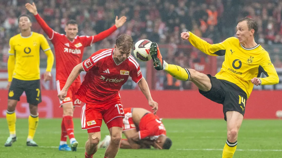 1.BL 1. FC Union - Borussia Dortmund 2026/27: Fußball, Herren, Saison 2026/2027, 1. Bundesliga (6. Spieltag), 1. FC Union Berlin - Borussia Dortmund, v. l. Andras Schäfer (1. FC Union), Maximilian Beier (Borussia Dortmund), 17.10.2026, Foto: Matthias Koch
