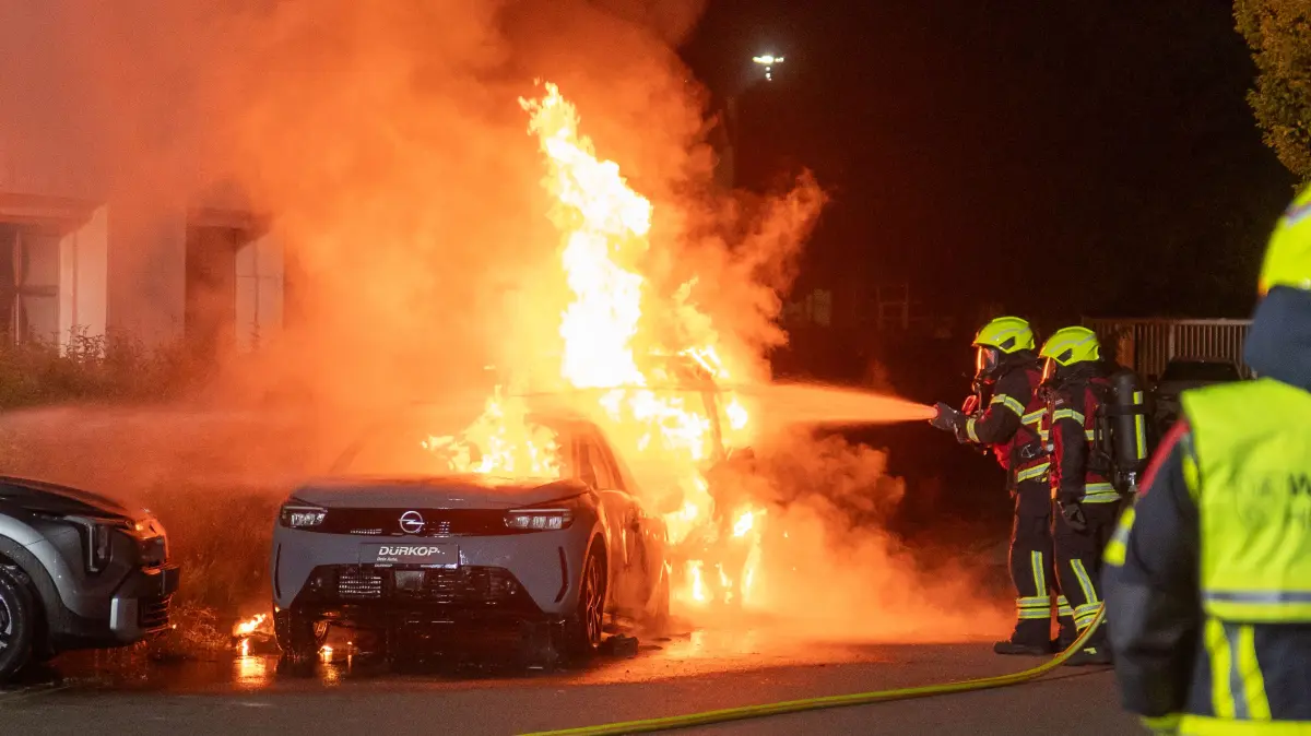 Meterhohe Flammen und Knallgeräusche: In Hoppegarten entdeckte eine Frau in der Nacht zu Samstag (17. Oktober) zwei brennende Fahrzeuge.