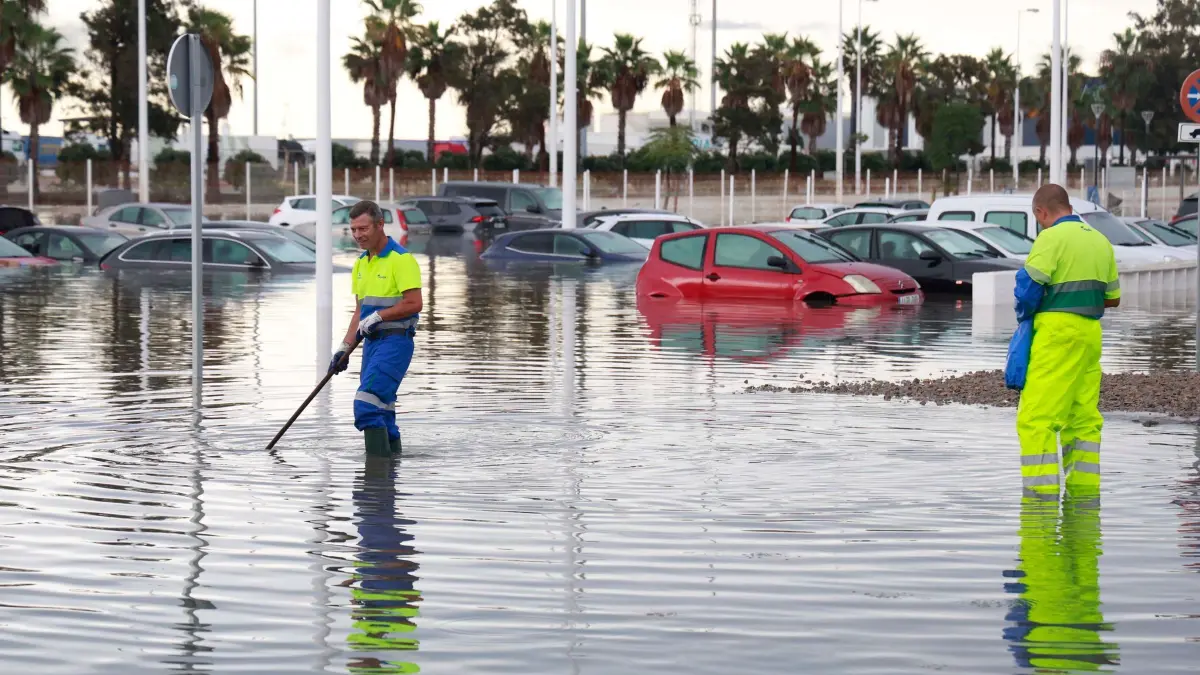 Starker Regen in Andalusien: 18.10.2026, Spanien, Algeciras: Starke Niederschläge in der Region Campo de Gibraltar haben in Algeciras im Süden der Provinz Cádiz zu Überschwemmungen geführt. Foto: Nono Rico / Europa Press/EUROPA PRESS/dpa +++ dpa-Bildfunk +++