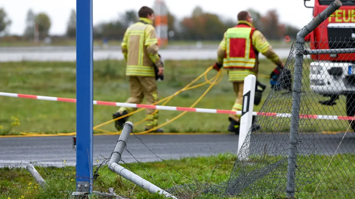 Erneuter Sicherheitsvorfall am Flughafen Leipzig/Halle: Das durchbrochene Zaunelement an der Zufahrt zum Flugplatzgelände ist zu sehen. Die Polizei ermittelt nach einem erneuten Sicherheitsvorfall am Flughafen Leipzig/Halle an der Landebahn Nord. (zu dpa: «Erneuter Sicherheitsvorfall am Leipziger Flughafen»)