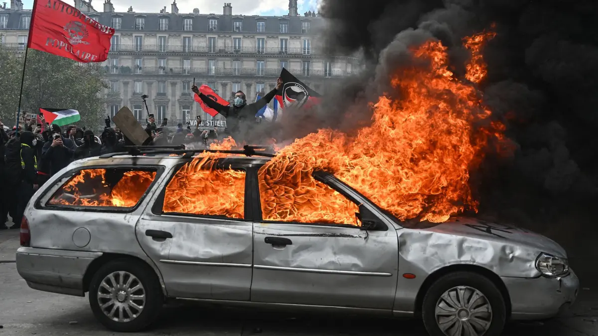 Protesttag in Frankreich: Auf dem Place de la République brennt ein Auto während es zu Zusammenstößen zwischen Demonstranten und Polizeikräften kommt. (zu dpa: «Bilder des Tages»)