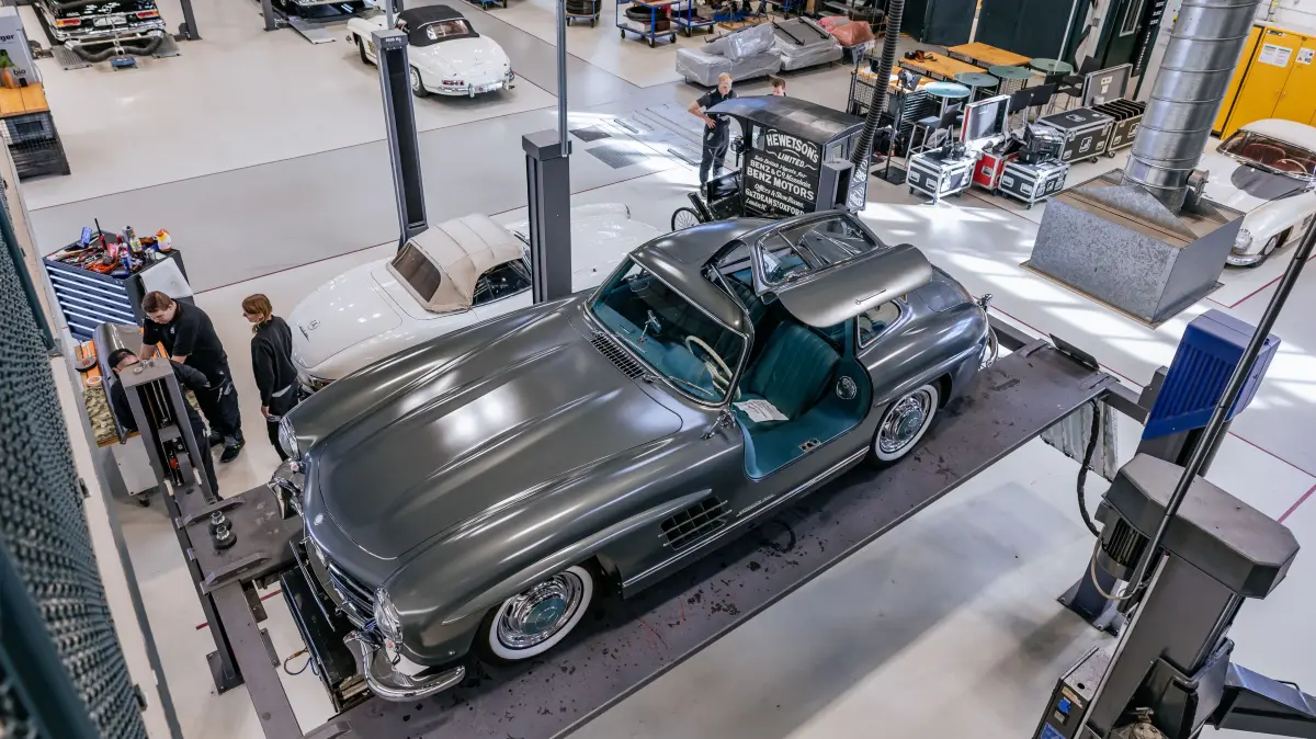 Eröffnung des erweiterten Mercedes-Benz Classic Centers in Fellbach, 16. Oktober 2026. Innenaufnahme der Restaurierungswerkstatt. Foto: Thomas Niedermüller. // Opening of the expanded Mercedes-Benz Classic Center in Fellbach, 16 October 2026. Interior view of the restoration workshop. Photo: Thomas Niedermüller.