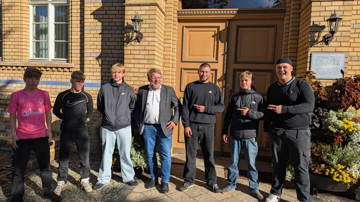 Schüler und Bürgermeister in bester Laune: Karsten Ilm (CDU) und Zehntklässler der Grund- und Oberschule "Salvador Allende" vor dem Rathaus in Wriezen.