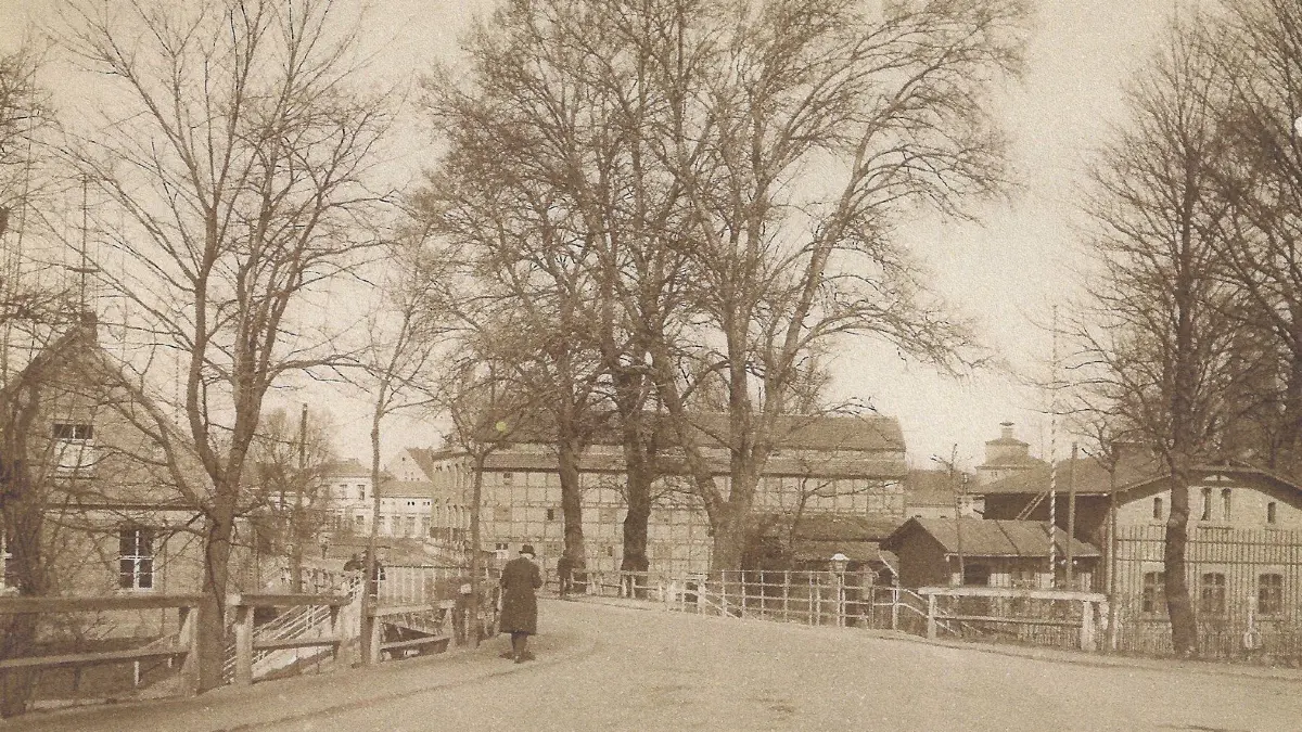 Spree-Querung nach Süd: Vom Mittelalter bis 1913 wurden in Fürstenwalde die Schleusenbrücken – hier zu sehen auf einem historischen Foto – als Übergang über den Fluss genutzt. Im Bereich der Mühlen gab es kleine Brücken über die Inseln. Die erste Spreebrücke am heutigen Standort wurde erst 1913 für den Verkehr freigegeben. Foto: Museum Fürstenwalde