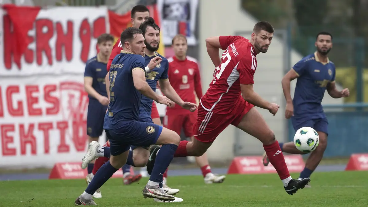 Fussball : Ludwigsfelde, Fussball Brandenburgliga Punktspiel, Ludwigsfelder FC - Oranienburger FC, Frederic Schütze gegen Tim Schönfuß-Hahm
FOTO BENK 17.10.2026