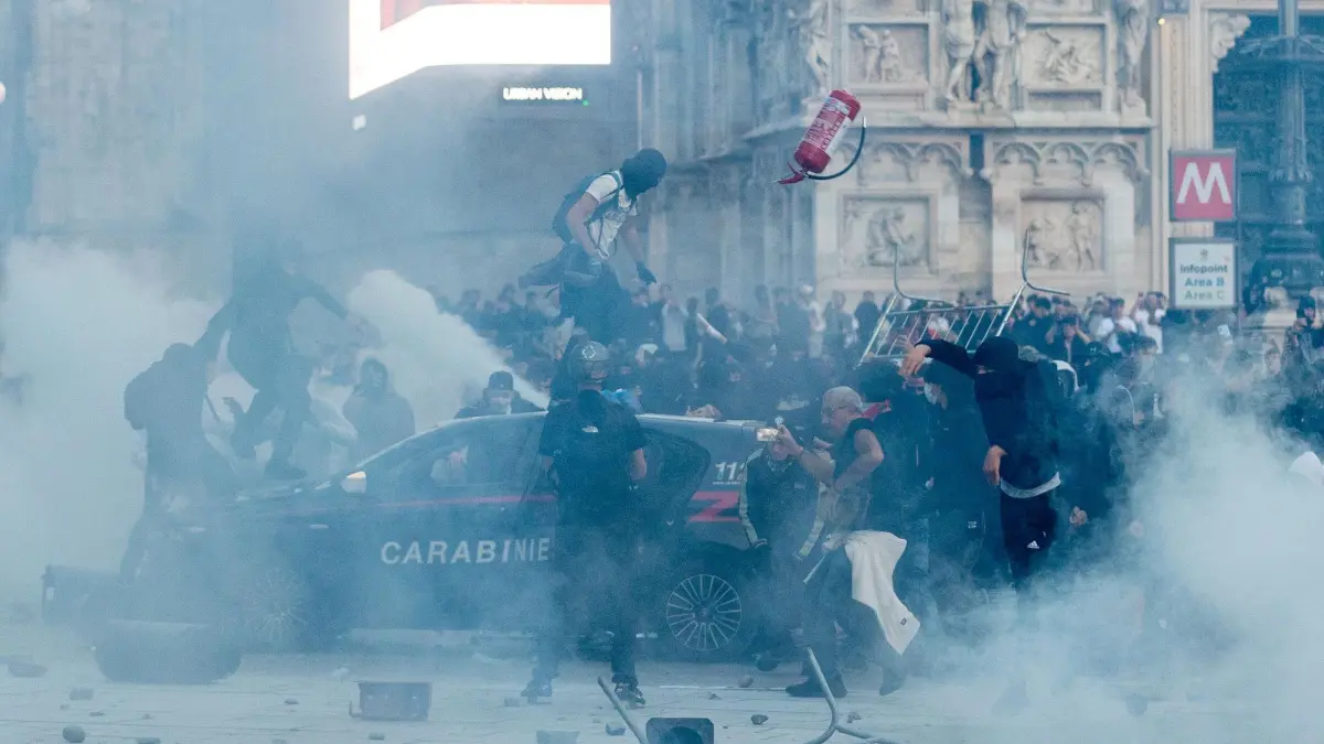 Proteste in Italien: Demonstranten versammeln sich in Mailand, um gegen die hohen Lebenshaltungskosten zu protestieren. (zu dpa: «160 Festnahmen bei Ausschreitungen in Mailand»)
