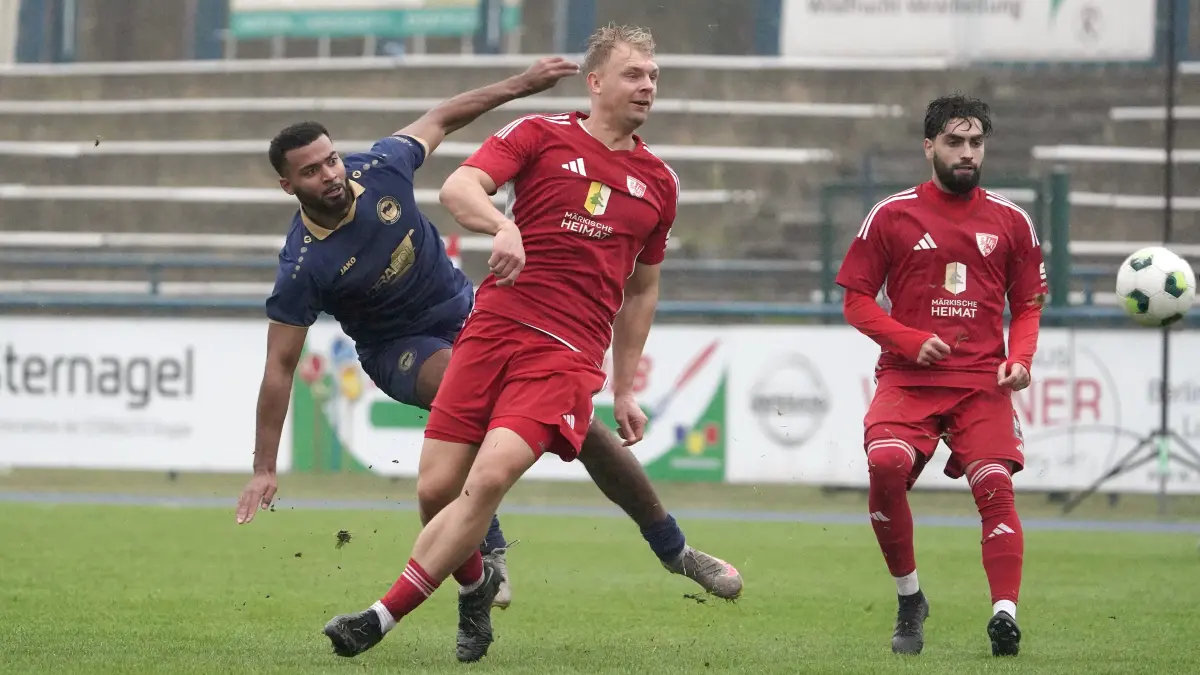 Fussball : Ludwigsfelde, Fussball Brandenburgliga Punktspiel, Ludwigsfelder FC - Oranienburger FC, abgezogen Kwasi Boateng hinter Brian Blisse und Yasin Dag r.
FOTO BENK 17.10.2026