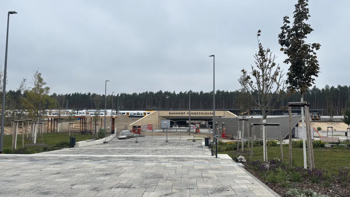 Der südliche Vorplatz des Bahnhofs Fangschleuse ist schon fast fertig. Staudenbeete sind angelegt, Bäume werden in einigen Jahren für Schatten sorgen und auch der Giga-Späti (rechts im Bild) ist fast fertig.