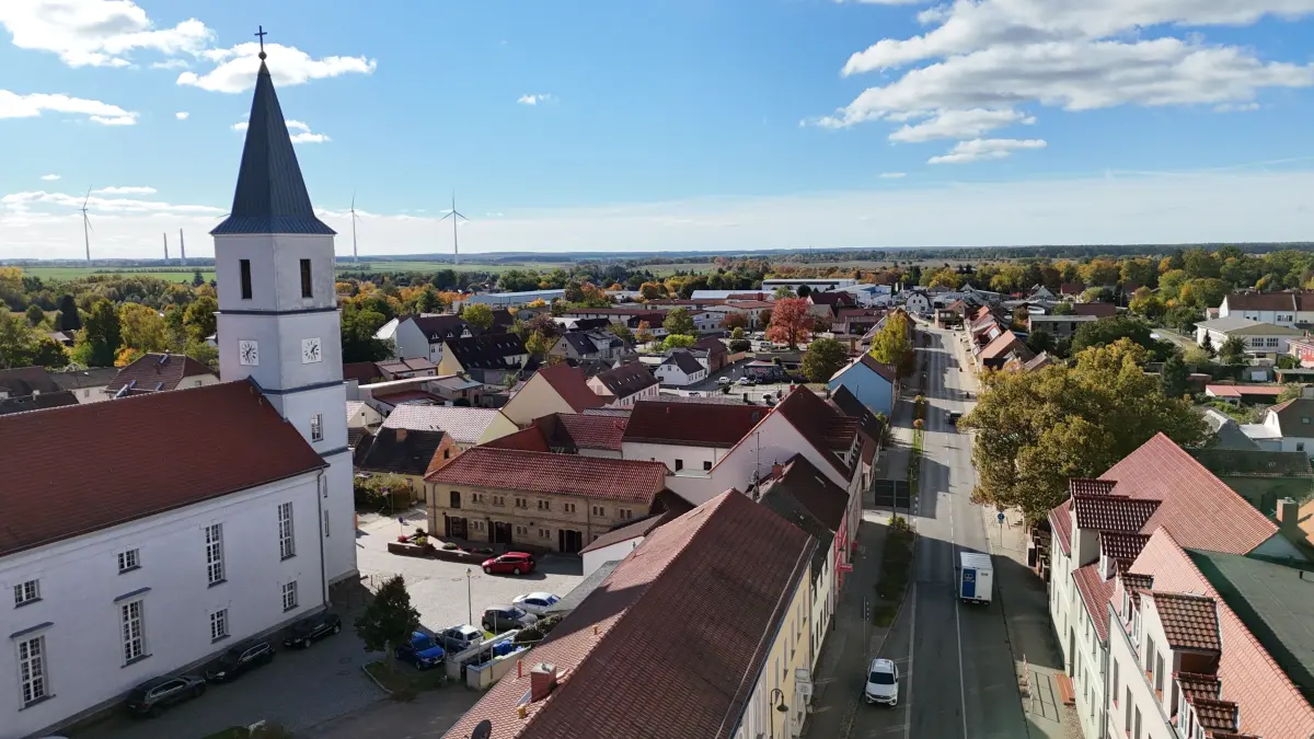 Fast in Höhe der Kirchturmspitze über Seelow: Aus der Gondel des Riesenrades wird sich zur 775-Jahr-Feier dieser Blick nach Westen bieten. Das Riesenrad ist 32 Meter hoch, der Kirchturm mit Kreuz 41,67 Meter.