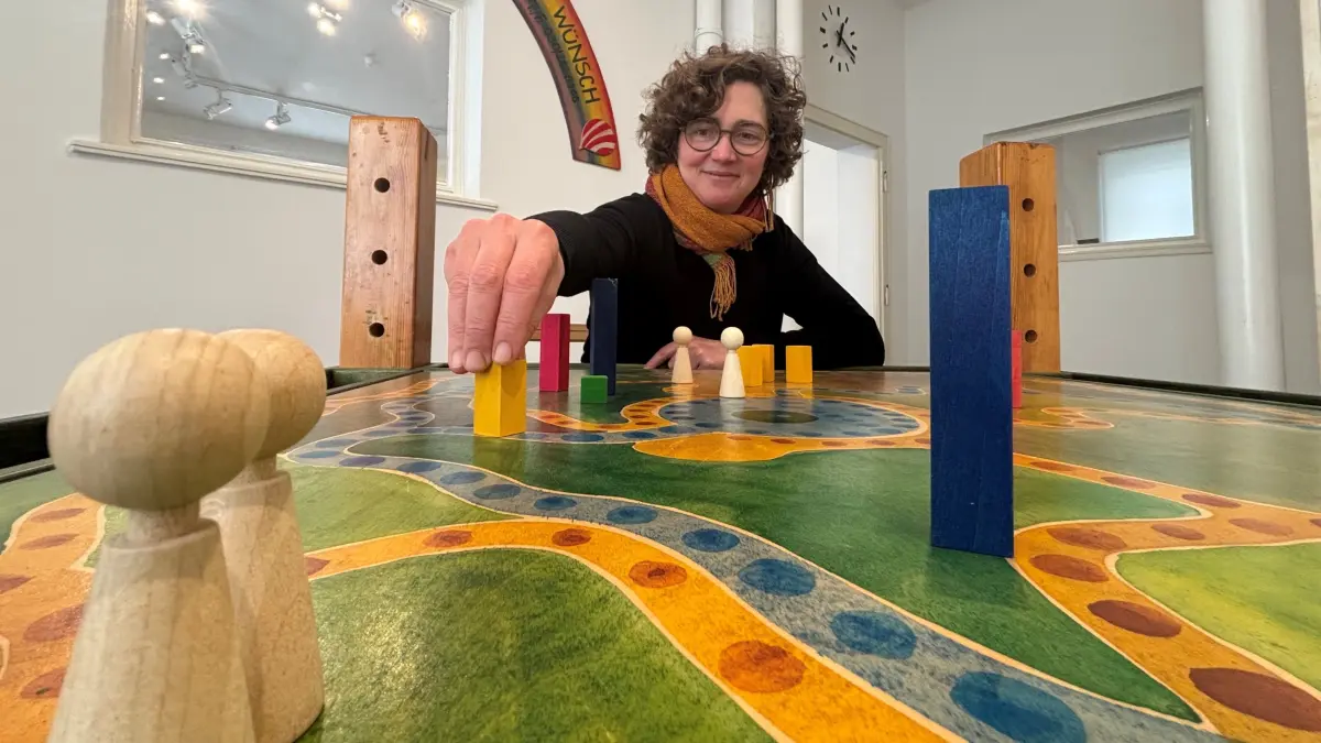 Christine Gerbich. Leiterin des Museums Utopie und Alltag, in der neuen Sonderausstellung "Spielt mit!" Die Schau widmet sich dem Schaffen von Ursula Wünsch, deren Spielmittel bis heute begeistern.