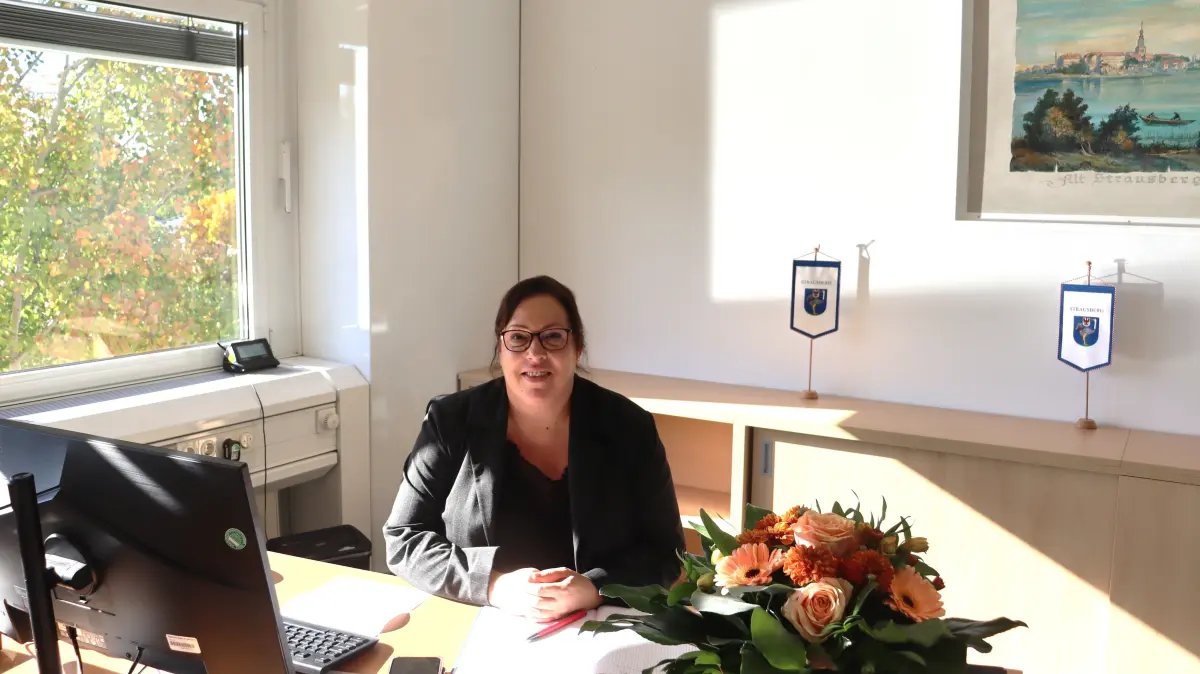 Strausbergs neue Bürgermeisterin Annette Binder in ihrem Büro: So geht es ihr beim Amtsantritt, das sind die nächsten Vorhaben, darauf will sie künftig besonderen Wert legen.
