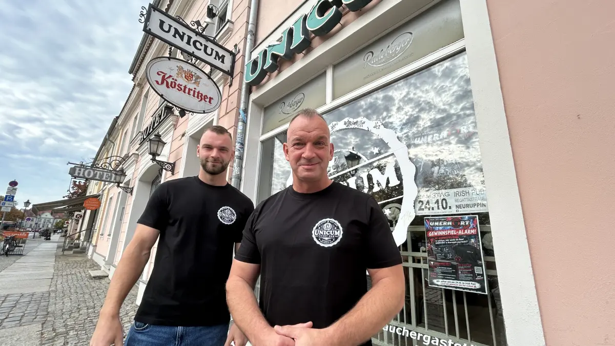 Maximilian König (l.) und sein Vater Steffen Bauer haben die Bar "Unicum" in Neuruppin übernommen. Beide wollen daraus eine echte Event-Kneipe machen.