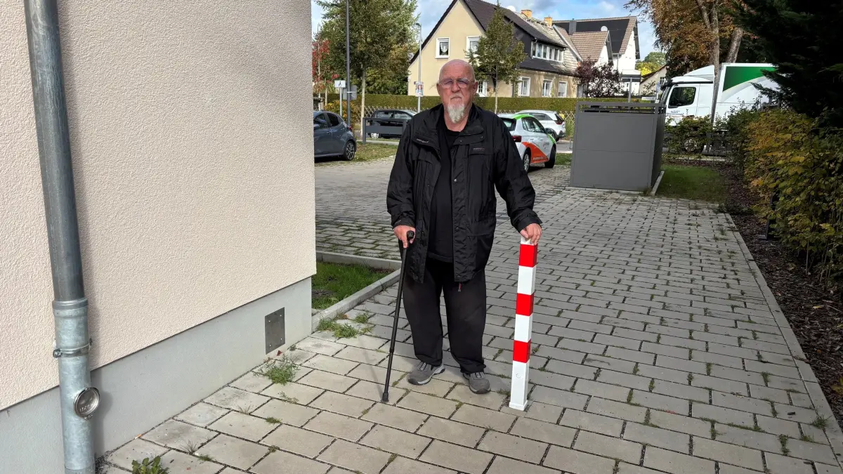 Der Poller des Anstoßes: Der gehbehinderte Mieter der SWG, Peter Rombinsky, wohnt an der Landhausstraße in Strausberg und fühlt sich eingeschränkt. Mit seiner Beschwerde ist er nicht allein.