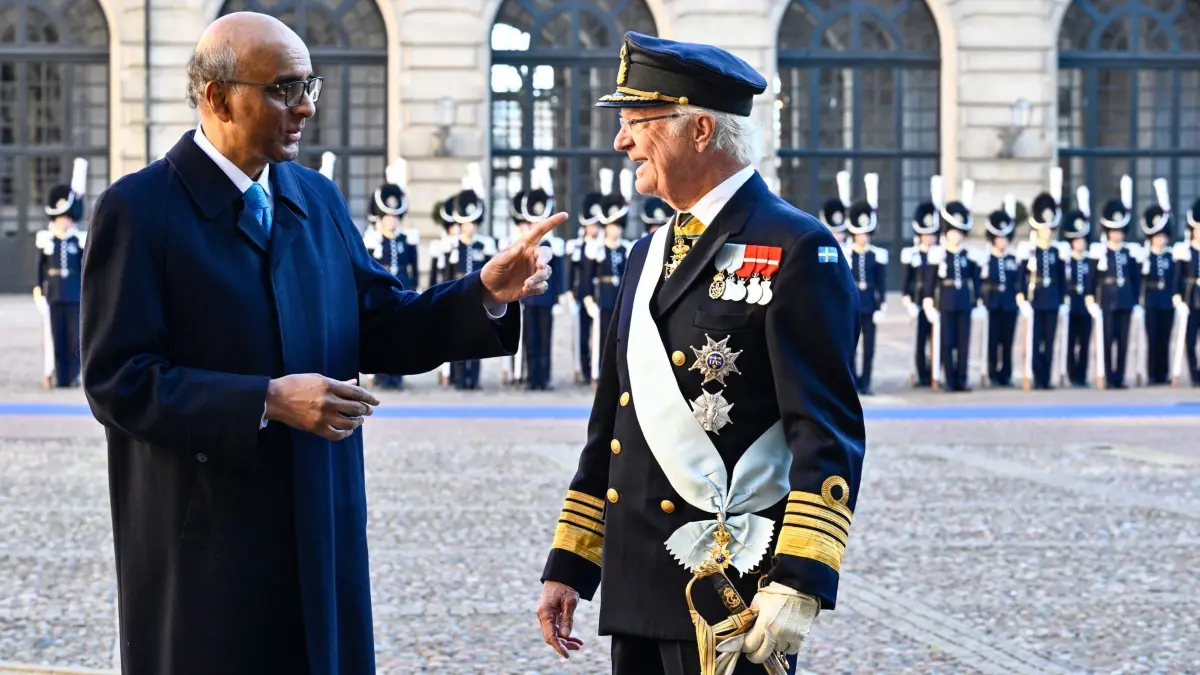 Singapurs Präsident Tharman Shanmugaratnam in Stockholm: 19.10.2026, Schweden, Stockholm: Schwedens König Carl Gustaf (r) empfängt Singapurs Präsidenten Tharman Shanmugaratnam mit einer Ehrenwache, während der Präsident und seine Frau Jane Yumiko Ittogi zu einem dreitägigen Staatsbesuch in Schweden weilen. Foto: Jonas Ekströmer/TT News Agency/AP/dpa +++ dpa-Bildfunk +++