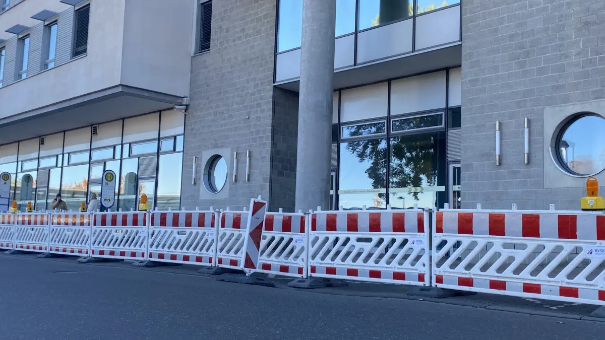 Sperrbaken vor dem BahnhofCenter in Fürstenwalde, landläufig als NCC-Tower bekannt: In der Fassade sind Rissbildungen festgestellt worden.