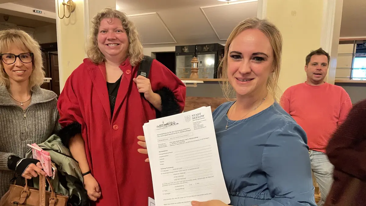 Sie dirigiert den Festumzug in Seelow: Sabrina Tomczik ist seit sechs Jahren Leiterin der Seelower Volks- und Showtanzgruppe.