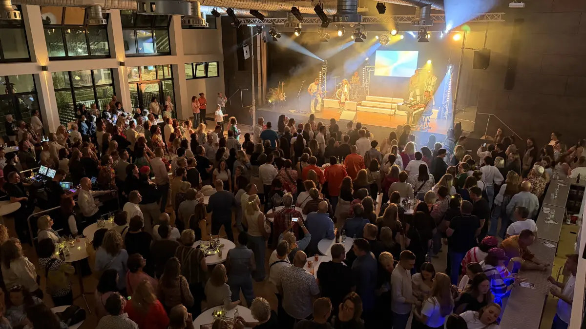 Mit rund 500 Besuchern war die Burladinger Stadthalle beim ABBA-Tribute-Konzert gut gefüllt.