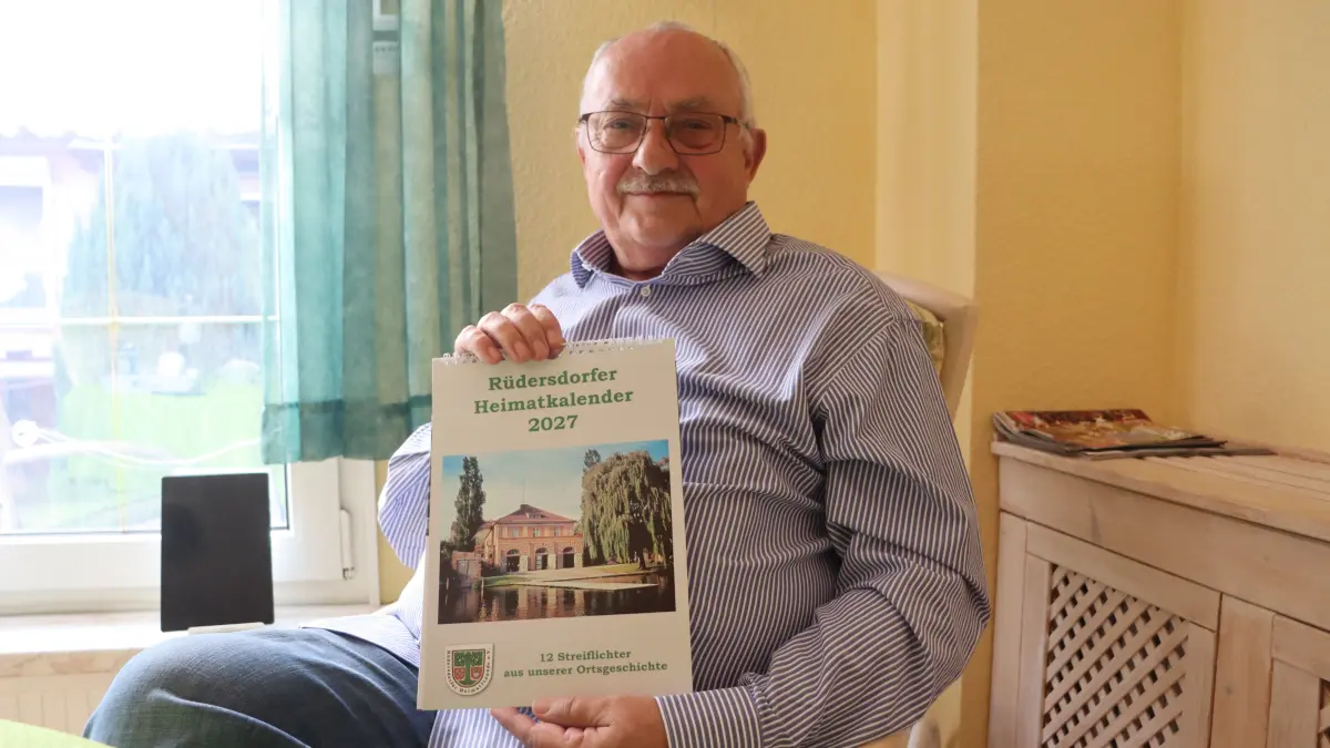 Jürgen Kreowsky mit dem neuen Heimatkalender 2027. Welche spannenden Einblicke in die Rüdersdorfer Geschichte dieser bereithält.