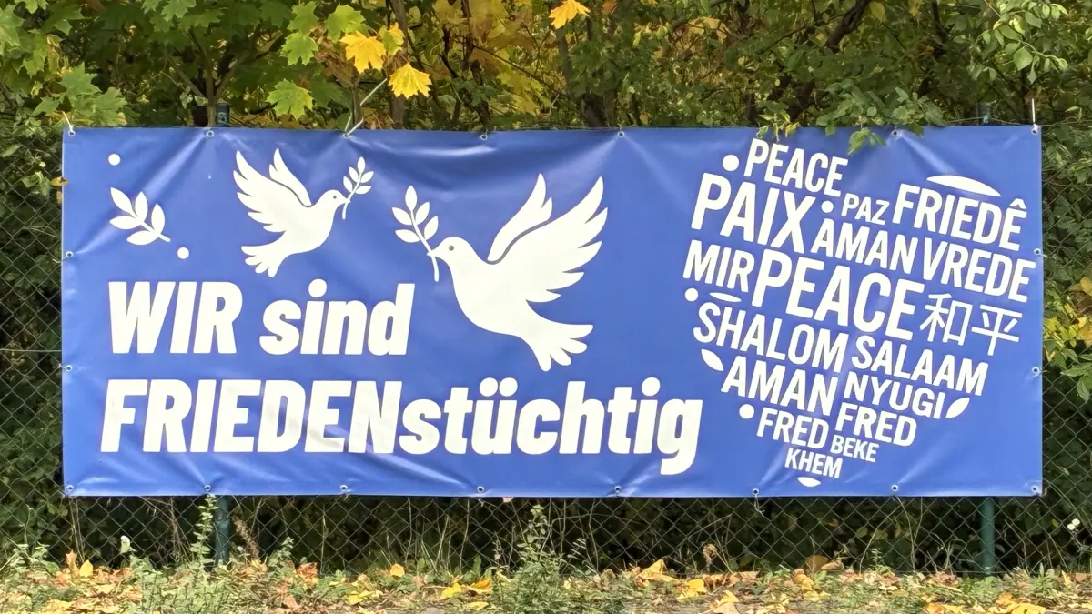 Ein Banner mitsamt Friedenstaube wirbt an der Frankfurter Chaussee in Beeskow für Frieden – auf dem Marktplatz wurde eine geplante Friedensdemonstration am Montagabend von der Polizei allerdings beendet, weil sie nicht angemeldet war.