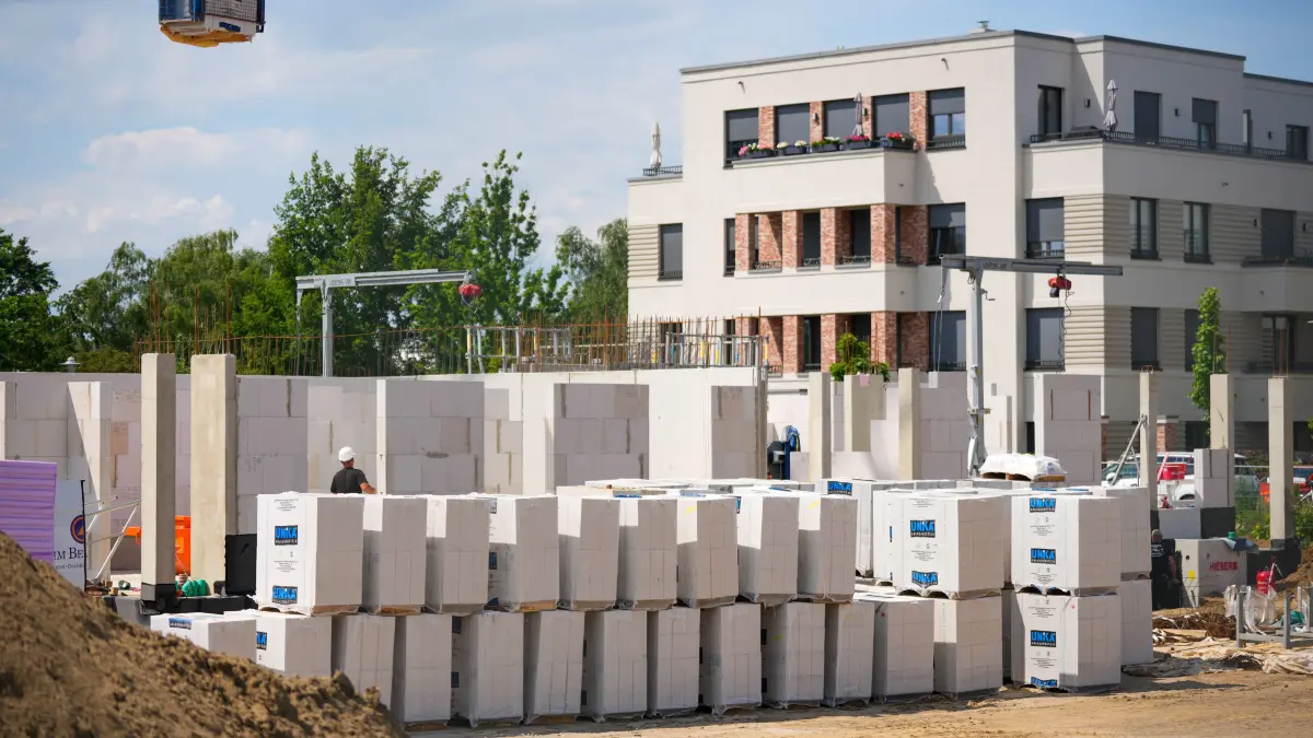 Baumaterial liegt auf der Baustelle Krampnitz Karree 1 in der Potsdamer Georg-Hermann-Allee neben der Zufahrtsstraße, an denen neu bezogene Mehrfamilienhäuser stehen. In der Aktuellen Stunde der Landtagssitzung wurde auf Antrag der SPD-Fraktion über das Thema „Bauen in Brandenburg muss wieder einfacher werden“ diskutiert und abgestimmt.