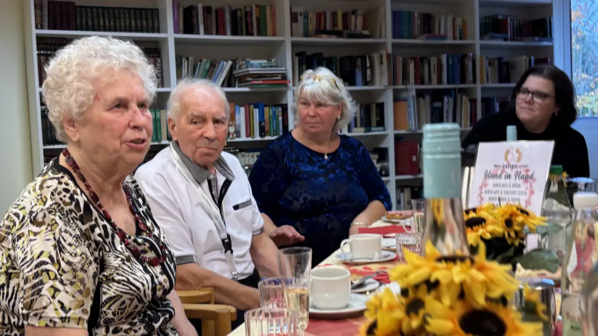 Erika und Günter Merkert aus Neuruppin sind seit mehr als sechs Jahrzehnten verheiratet. Bei der Feier zur eisernen Hochzeit erinnern sie sich an so manches Detail. Im Bild (von links): Erika und Günter Merkert, Tochter Marion Kücken und Vizebürgermeisterin Daniela Kuzu