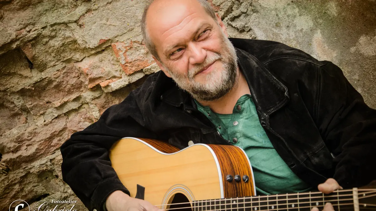 Zum Abschluss der diesjährigen musikalischen Wochenmarktreihe „MUSIK IM KORB“ musiziert der Bernauer Folkmusiker Uli Kirsch.