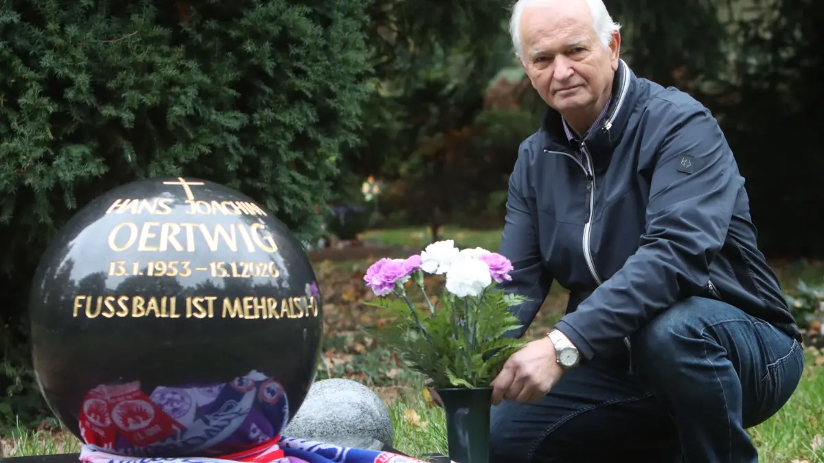 An der Grabstätte von Hans Oertwig in Berlin-Spandau: Enis Djerlek, Jürgen Peter (Oranienburger FC Eintracht), Steinmetz- und Steinbildhauermeister Ömür Güldas, Peter Janeck (BSC Süd 05), Fritz Müller (SV Altlüdersdorf) (von links)