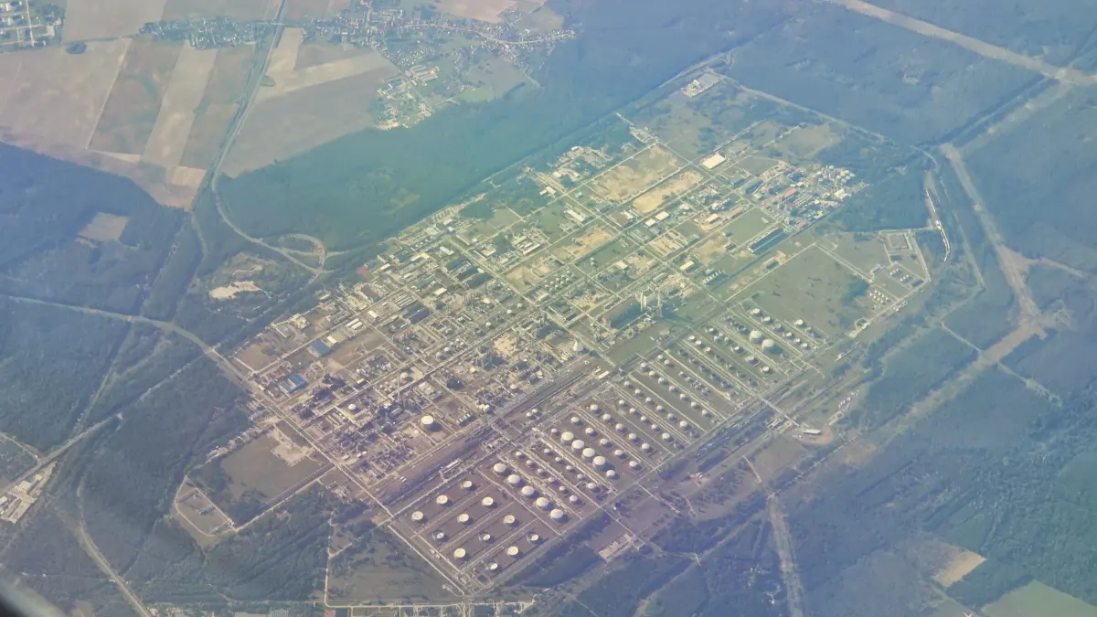 Die PCK-Erdölraffinerie in Schwedt aus luftiger Höhe am 2.10. 2026 aus einem Flugzeug im Landeanflug auf den BER fotografiert.