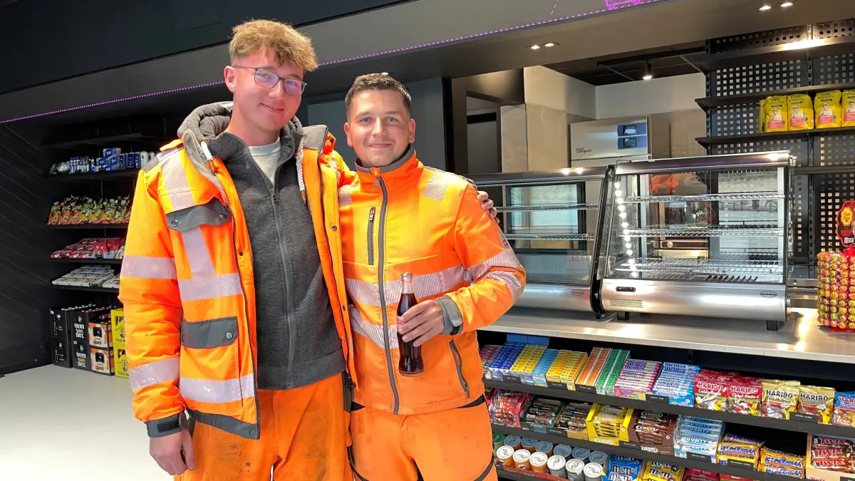 Späti bei der Tesla Gigafactory: Die beiden Bauarbeiter Leon und Jack freuen sich über Softdrinks. Ab wann gibt es Bier?