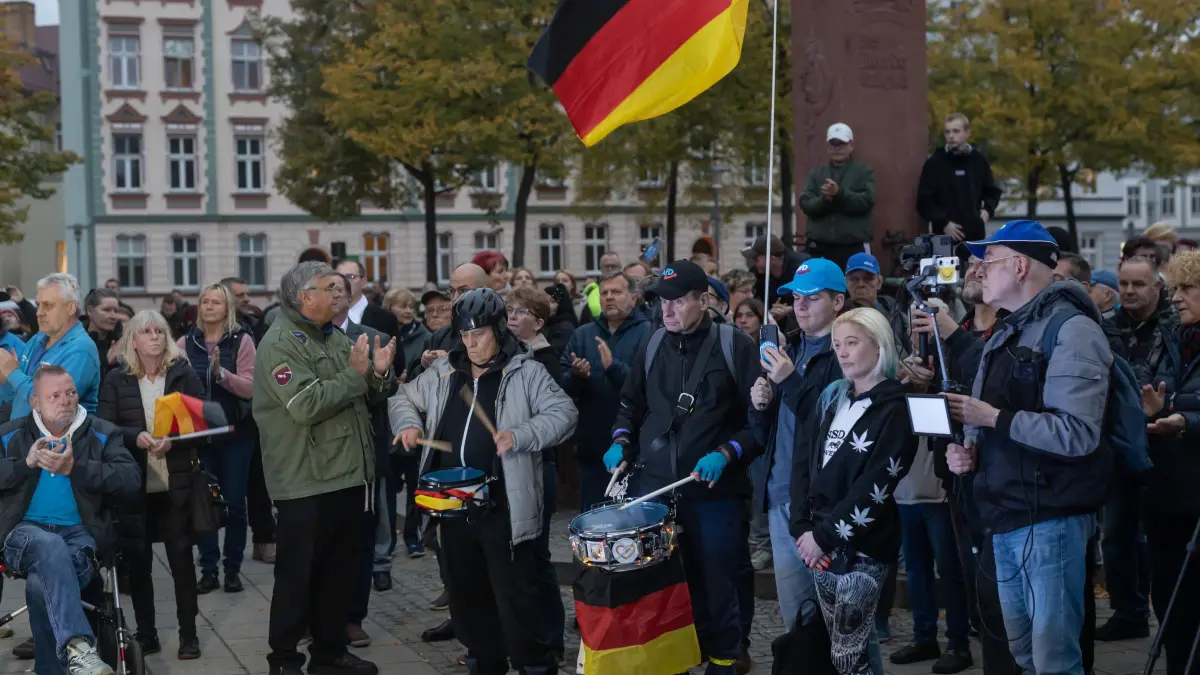 Mehrere hundert Menschen versammelten sich auf dem Leipziger Platz bei der AFD Kundgebung. Die Reden wurden zudem von Trommlern begleitet.