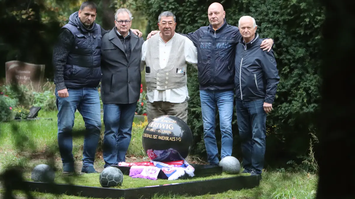 An der Grabstätte von Hans Oertwig in Berlin-Spandau: Enis Djerlek, Jürgen Peter (Oranienburger FC Eintracht), Steinmetz- und Steinbildhauermeister Ömür Güldas, Peter Janeck (BSC Süd 05), Fritz Müller (SV Altlüdersdorf) (von links)