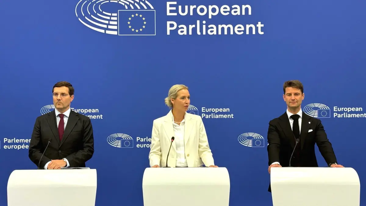Fortsetzung Plenarsitzung des Europäischen Parlaments: 21.10.2026, Frankreich, Straßburg: Alice Weidel (M,), Co-Bundesvorsitzende der AfD, und die AfD-Europa-Abgeordneten René Aust (r) und Alexander Sell sprechen während einer Pressekonferenz zu «A New Deal for Europe». Foto: Ann-Krisitn Wenzel/dpa +++ dpa-Bildfunk +++