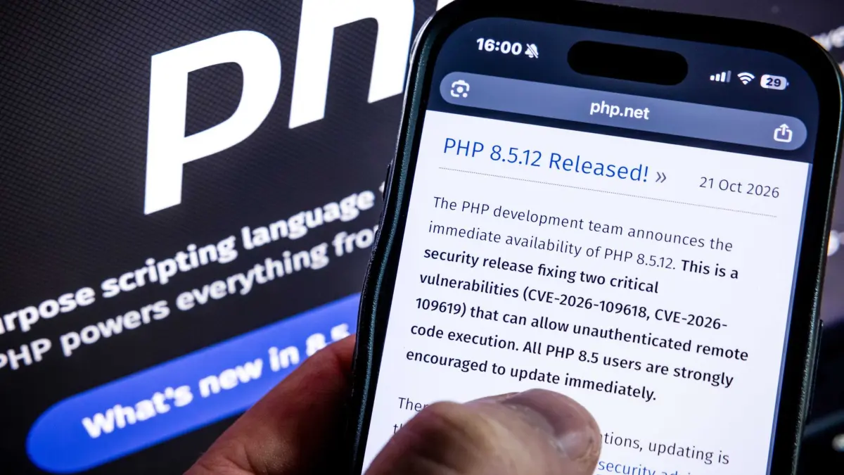 Gravierende Sicherheitslücke bedroht Millionen Webseiten: ILLUSTRATION - 21.10.2026, Niederlande, Mierlo: Die Website der PHP Foundation mit einem Update auf die neueste PHP-Version. Eine neu entdeckte, schwerwiegende Sicherheitslücke bringt weltweit das Fundament zahlreicher Webseiten und Onlinedienste ins Wanken. Betroffen ist die weit verbreitete Programmiersprache PHP, auf der ein Großteil des gesamten Internets basiert. Foto: Rob Engelaar/ANP/dpa +++ dpa-Bildfunk +++