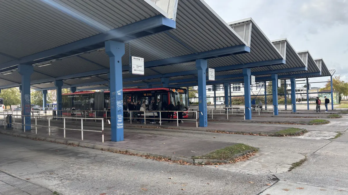 Was passiert mit dem Busbahnhof in Eisenhüttenstadt nach einem Aus? Das sagt die Stadt zu den Plänen für den ZOB.
